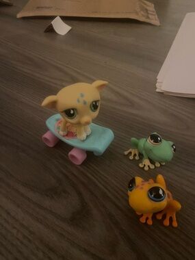 Littlest Pet Shop BUNDLE RICK Dog on Blue Skateboard with Two Colorful Frogs